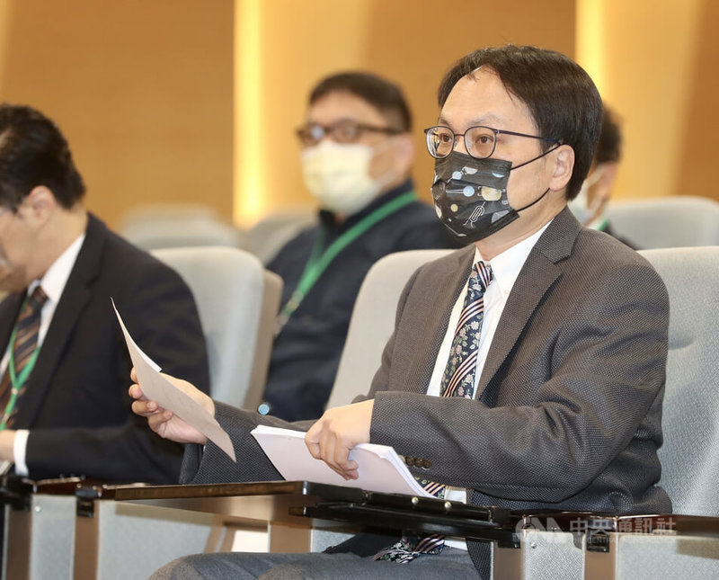 不當黨產處理委員會17日在台北舉辦「社團法人中國青年救國團之財產是否為不當取得財產」聽證程序,黨產會主委林峯正(右)出席與會。中央社記者張皓安攝 111年5月17日