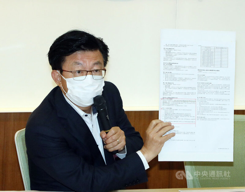 本土疫情升溫,民進黨立委郭國文17日召開「家長陪同不理賠?金管會創『自願隔離』卸打臉疾管署—政府應統一口徑!」記者會,質疑金管會是「防疫保單之亂」亂源,建議金管會應重新思考「自願隔離」的解釋。中央社記者郭日曉攝 111年5月17日
