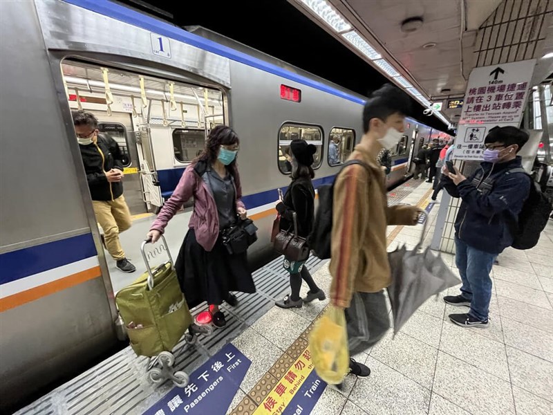 圖為台鐵因應工會五一不加班活動臨時機動開行區間車，乘客在台北車站上下車。（中央社檔案照片）