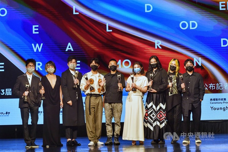 2022年第33屆金曲獎18日在台北公布入圍名單,本屆評審團主席阿弟仔(中)與擔任揭獎嘉賓的歌手韋禮安(左4)、朱海君(右4)、雅維.茉芮(右3)、樂團Tizzy Bac(右、右2)、春麵樂隊(左、左2、左3)合影。中央社記者王飛華攝 111年5月18日