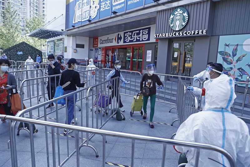 圖為4日上海普陀區實現社會面清零，民眾獲准外出購物。（中新社）
