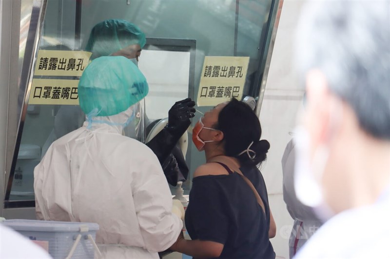 圖為北市立聯合醫院仁愛院區12日為民眾PCR篩檢。(中央社檔案照片)