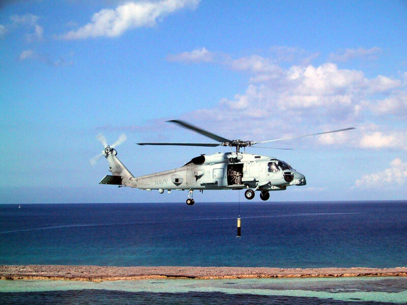 圖為美軍MH-60R直升機執行反潛任務。（圖取自維基共同資源網頁，版權屬公有領域）