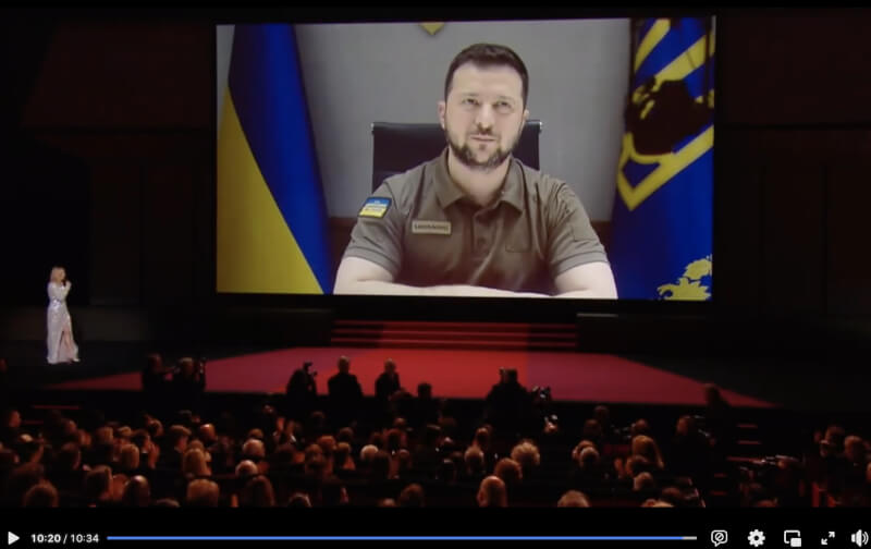 烏克蘭總統澤倫斯基5月17日透過視訊，在法國坎城影展開幕式驚喜現身致詞。（圖取自facebook.com/zelenskiy.official）