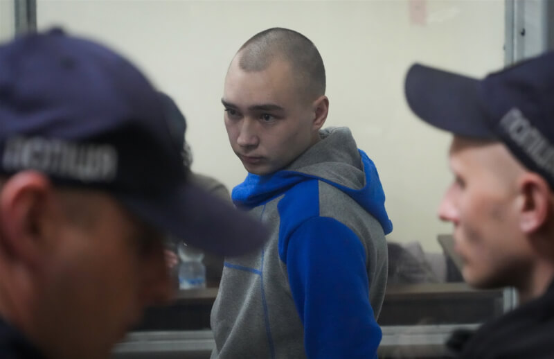 首位在烏克蘭接受戰爭罪審判的俄羅斯軍人希希馬林（中）19日出庭時為殺害烏克蘭平民乞求原諒。（美聯社）