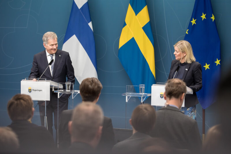芬蘭總統尼尼斯托（後左）與瑞典總理安德森（後右）17日召開共同記者會表示，兩國過去幾個月來合作，到現在將共同提出申請加入北約，這代表民主的勝利。（圖取自facebook.com/niinisto）