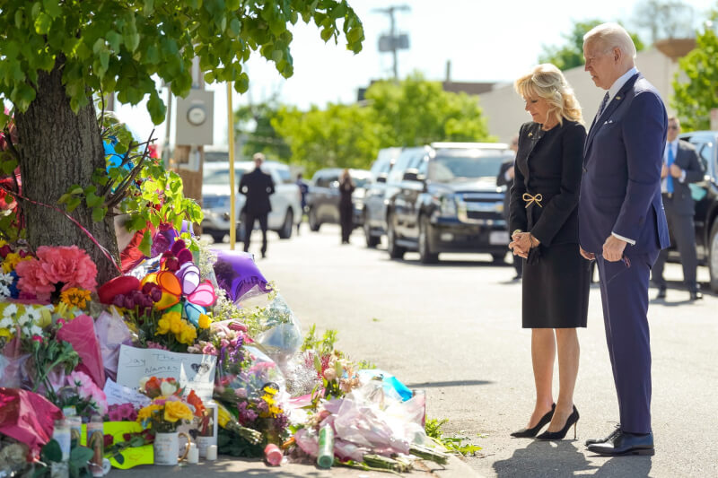 美國總統拜登（右1）和妻子吉兒（右2）17日赴紐約州水牛城，悼念超市槍擊案的死者。（圖取自facebook.com/POTUS）