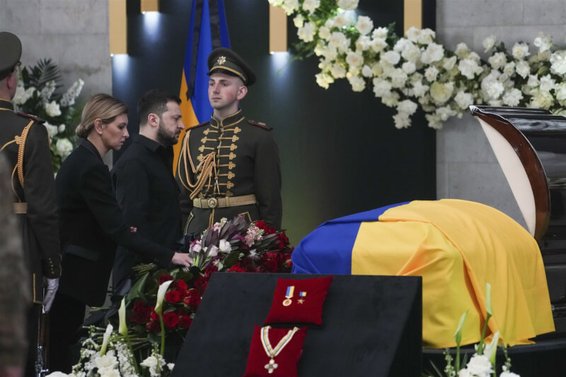 烏克蘭總統澤倫斯基（右2）和第一夫人歐倫娜‧澤倫斯基（右3）17日連袂參加前總統克拉夫朱克的葬禮，為戰爭後兩人首度公開現身。（美聯社）