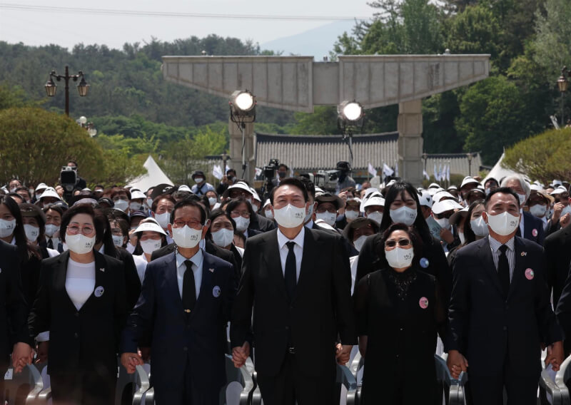 韓國總統尹錫悅（前排中）18日和保守派執政黨議員出席光州民主化運動紀念儀式，與受難者家屬一同入場。（圖取自facebook.com/sukyeol.yoon）