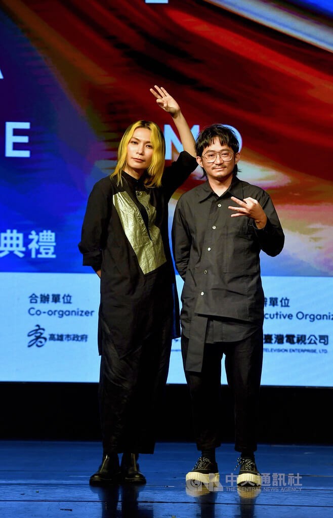 2022年第33屆金曲獎7月2日將移師高雄巨蛋舉行,18日在台北公布入圍名單,樂團Tizzy Bac成員應邀出席記者會擔任揭獎嘉賓,揭曉獎項入圍者。中央社記者王飛華攝 111年5月18日