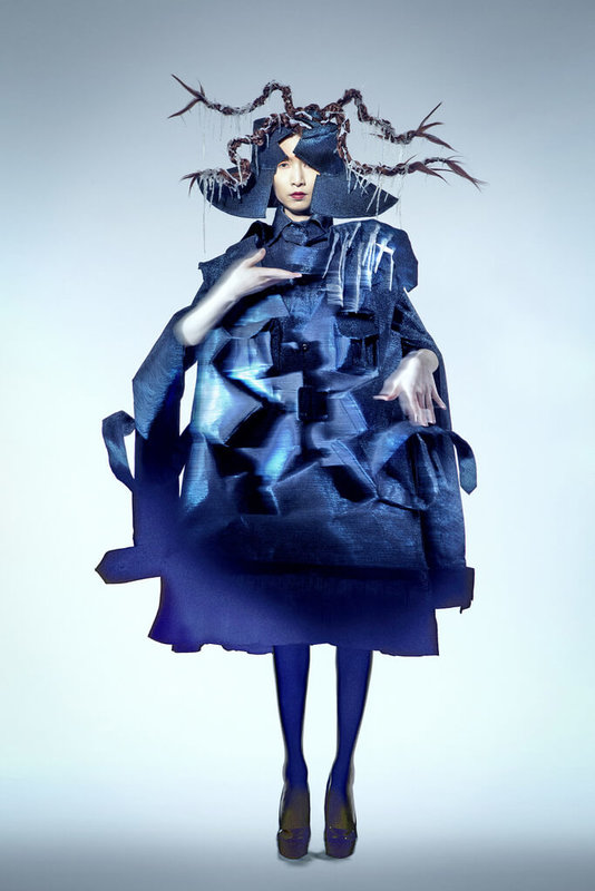 服裝設計師施堉霖20日將展出服裝設計、跨界藝術展,作品融合澳洲曾發生的山林大火、熱帶雨林逐漸沙漠化等新聞事件,將圖像融合在服裝上,期待引起生態省思。(施堉霖提供)中央社記者黃旭昇新北傳真 111年5月18日