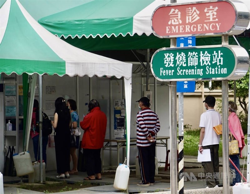 圖為17日高雄民眾前往民生醫院社區篩檢站排隊進行採檢。（中央社檔案照片）