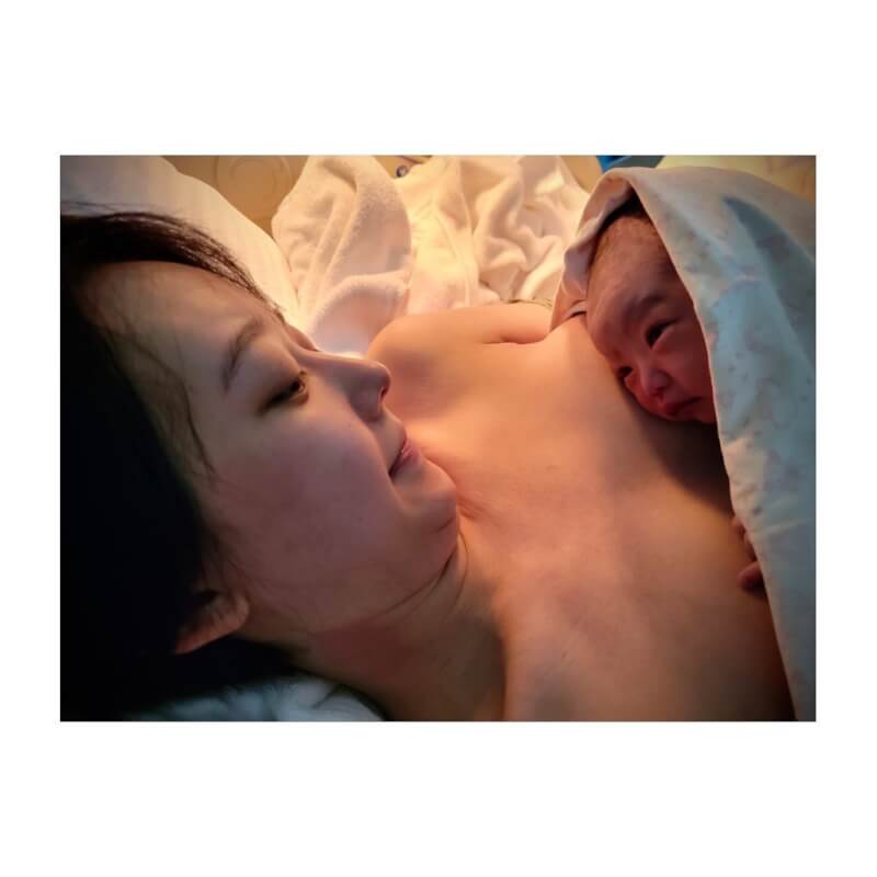藝人孟耿如和黃子佼的女兒「黃玉米」19日平安誕生，晚間孟耿如在臉書報喜訊，並透露她是選擇水中生產。（圖取自孟耿如臉書facebook.com）