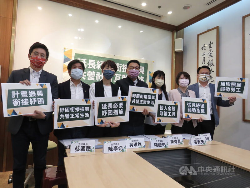 民進黨正國會立委19日與正常國家文化基金會政策中心聯合舉行記者會,提出振興紓困五大主張,包括延長必要紓困、從寬紓困弱勢產業、加強照顧弱勢勞工、投入金融政策工具、計畫振興銜接紓困。中央社實習記者蔡沛芸攝 111年5月19日