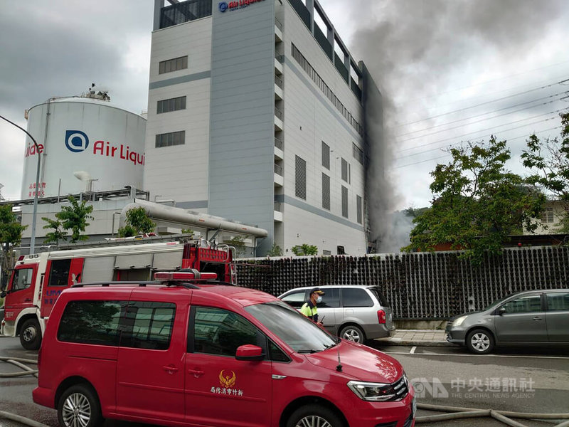 亞東氣體竹科新廠19日發生火警，現場竄出濃濃黑煙。中央社記者張建中攝 111年5月19日