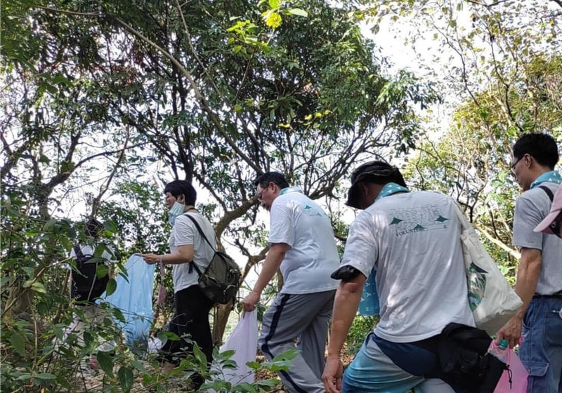 地方選舉即將開打,小黨尋求不花大錢、又可以博得大眾認同的方式競選,民眾黨旗鼓鹽服務處舉辦淨山活動,沿途收到許多民眾的加油打氣。(民眾黨提供)中央社記者曾以寧傳真 111年5月19日