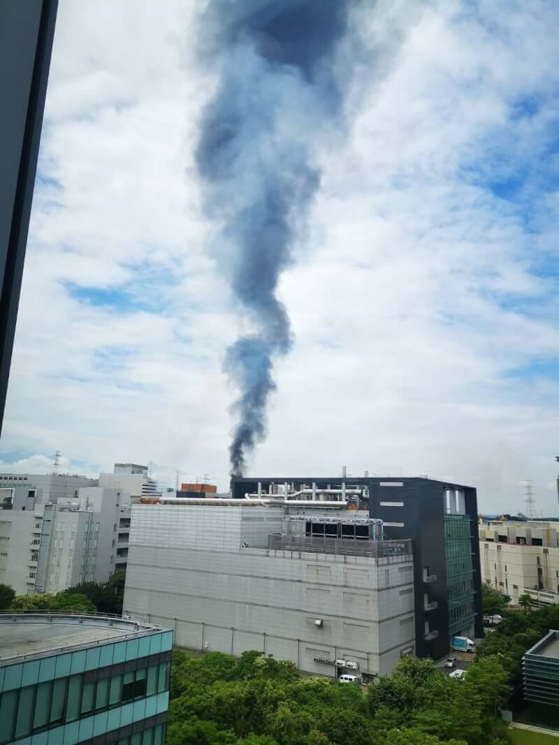 新竹科學園區亞東氣體19日上午傳出火警，現場竄出濃濃黑煙。（圖取自facebook.com/NPPSunnyBird）