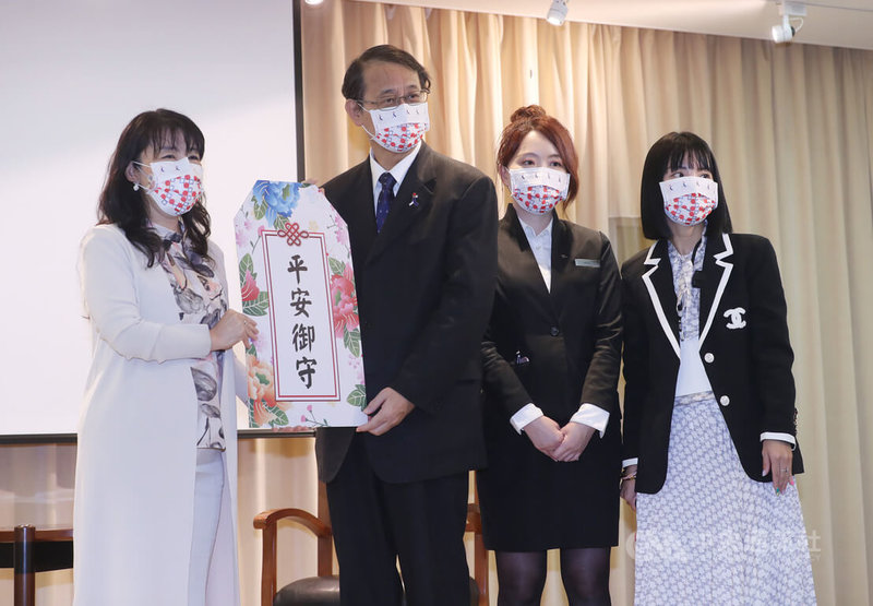 日本歌手小野麗莎(左1)來台開唱,19日在日本台灣交流協會舉行記者會宣傳,日台交流協會代表泉裕泰(左2)出席與會,盼藉由小野麗莎的溫暖歌聲,一掃疫情所帶來的煩憂心情。中央社記者裴禛攝 111年5月19日