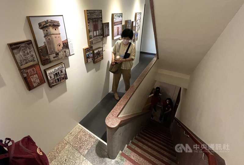 迪化207博物館19日舉行「老宅.曾經-台灣百年民宅之美」特展開幕活動,民眾可在展場一覽台灣各地老宅的建築特色。中央社記者徐肇昌攝 111年5月19日
