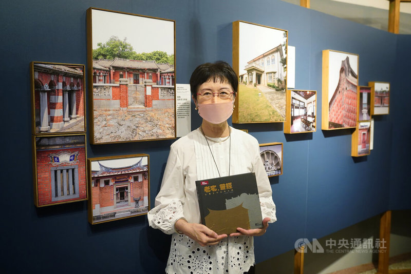 迪化207博物館19日舉行「老宅.曾經-台灣百年民宅之美」特展開幕活動,博物館創辦人陳國慈拿著展覽新書接受訪問。中央社記者徐肇昌攝 111年5月19日
