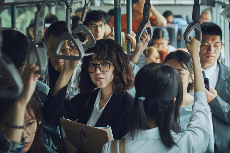 演員郭雪芙(中)在Disney+影集「正義的算法」飾演在公益律所服務的熱血新人律師「林小顏」,還頂著一顆爆炸米粉頭。(Disney+提供)中央社記者葉冠吟傳真 111年5月19日