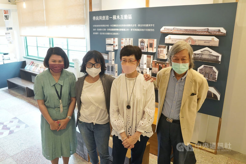 迪化207博物館19日舉行「老宅.曾經-台灣百年民宅之美」特展開幕活動,前文化部長龍應台(左2)與迪化207博物館創辦人陳國慈(右2)等人合影。中央社記者徐肇昌攝 111年5月19日
