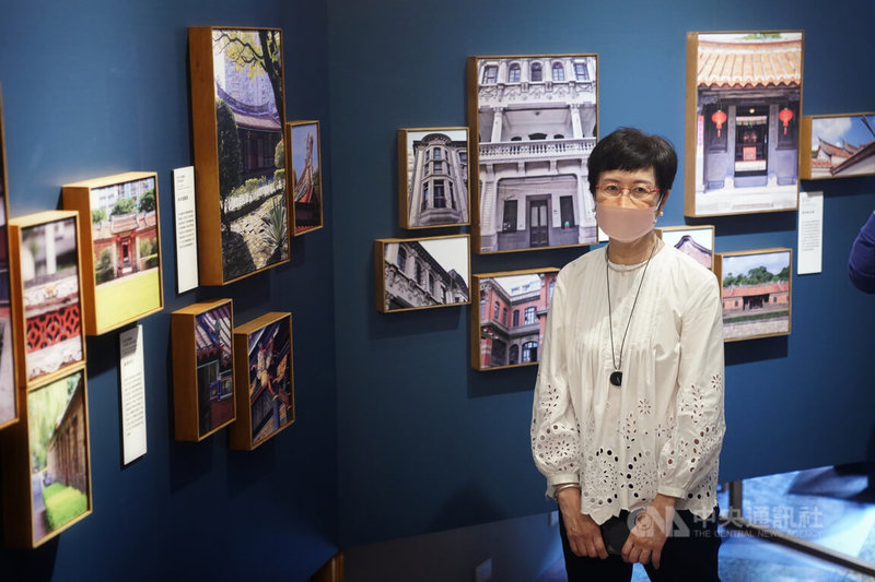 迪化207博物館19日舉行「老宅.曾經-台灣百年民宅之美」特展開幕活動,博物館創辦人陳國慈在展場聽取導覽。中央社記者徐肇昌攝 111年5月19日