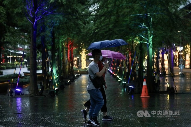 圖為民眾傍晚在台北市信義商圈撐傘逛街。（中央社檔案照片）