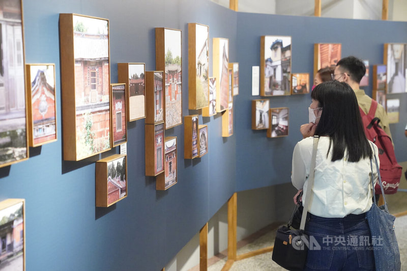 迪化207博物館19日舉行「老宅.曾經-台灣百年民宅之美」特展開幕活動,展場內陳列台灣各地老房子的照片。中央社記者徐肇昌攝 111年5月19日