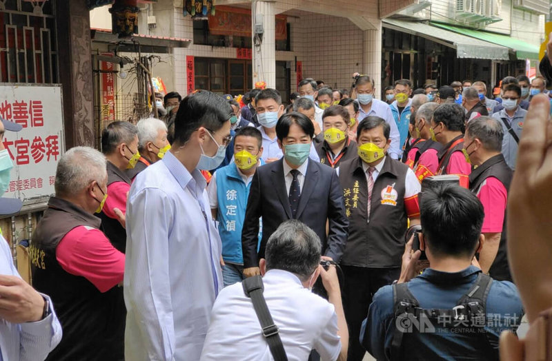 苗栗縣通霄鎮白沙屯拱天宮媽祖20日凌晨將起駕往北港進香,副總統賴清德(中)19日上午提前至拱天宮參拜恭送,預祝進香活動順利圓滿。中央社記者管瑞平攝 111年5月19日
