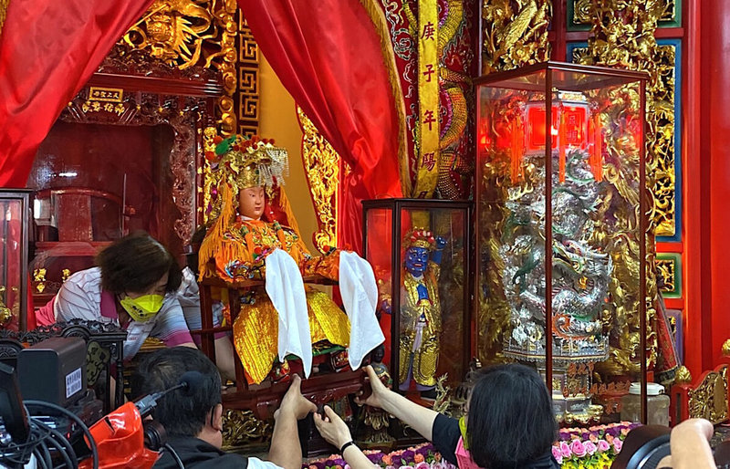 苗栗縣通霄鎮白沙屯拱天宮媽祖往雲林北港進香，20日凌晨將正式出發，總統蔡英文（右）19日下午前往參拜祈福，並與眾人一同將媽祖神尊請出神龕。（拱天宮提供）中央社記者管瑞平傳真  111年5月19日