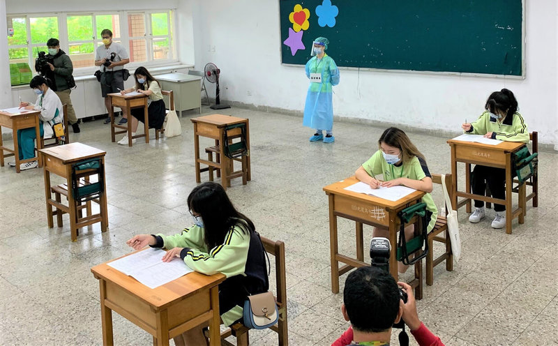 疫情延燒,新北市光復高中19日提前模擬演練國中教育會考防疫措施,演練居隔、居檢、自主防疫、現場具發燒或呼吸道症狀等考生在二類備用試場應試。(新北市教育局提供)中央社記者黃旭昇新北市傳真 111年5月19日