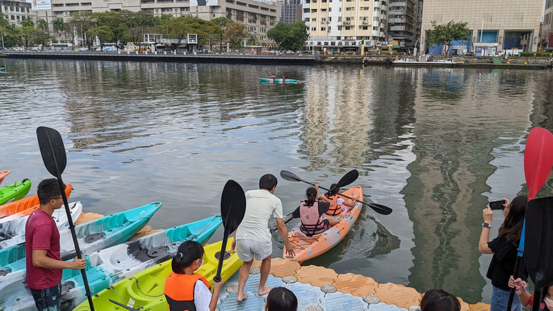 高雄市立歷史博物館近期與民間團體合作舉辦「山海共學計畫」,讓成長在上游山林河谷之間的那瑪夏區國小學生,前往位在下游河港環境進行水域活動。(高史博提供)中央社記者曾以寧傳真 111年5月19日