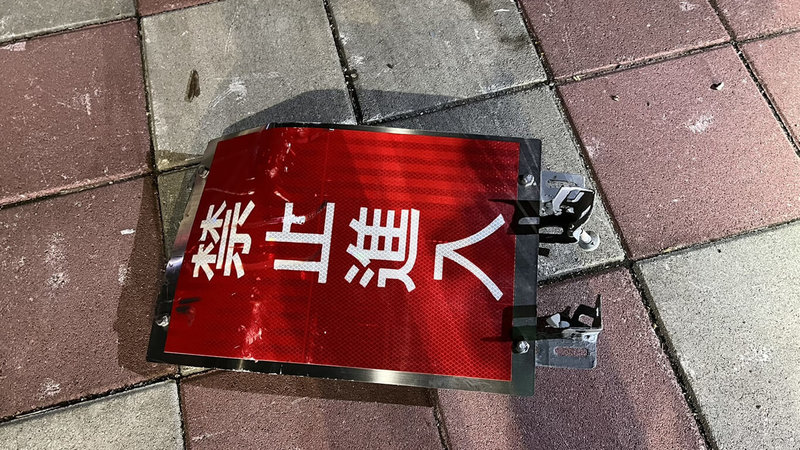 高雄市吳姓男子19日凌晨駕車前往苓雅區三多二路、凱旋二路口撞擊損壞輕軌標誌牌「禁止進入」後,還闖入輕軌車道,期間甚至還迴轉,最後才又左轉三多二路離去。(高雄市湖內警分局提供)中央社記者洪學廣傳真 111年5月19日