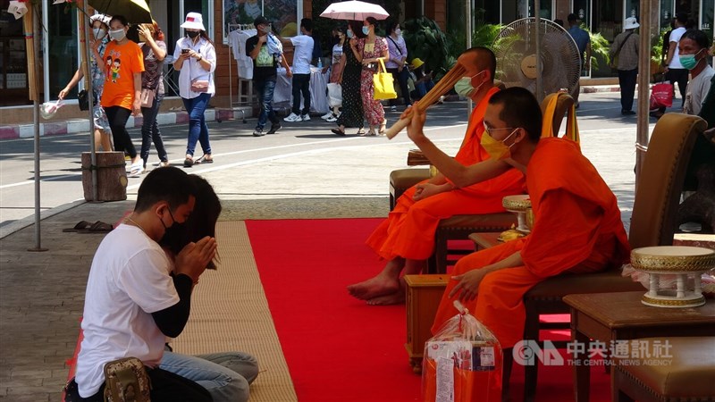 泰國原先計畫7月宣布COVID-19為地方性流行病，公共衛生部預期宣布的時程可能提早到6月中。圖為泰國民眾到寺廟祈福。（中央社檔案照片）