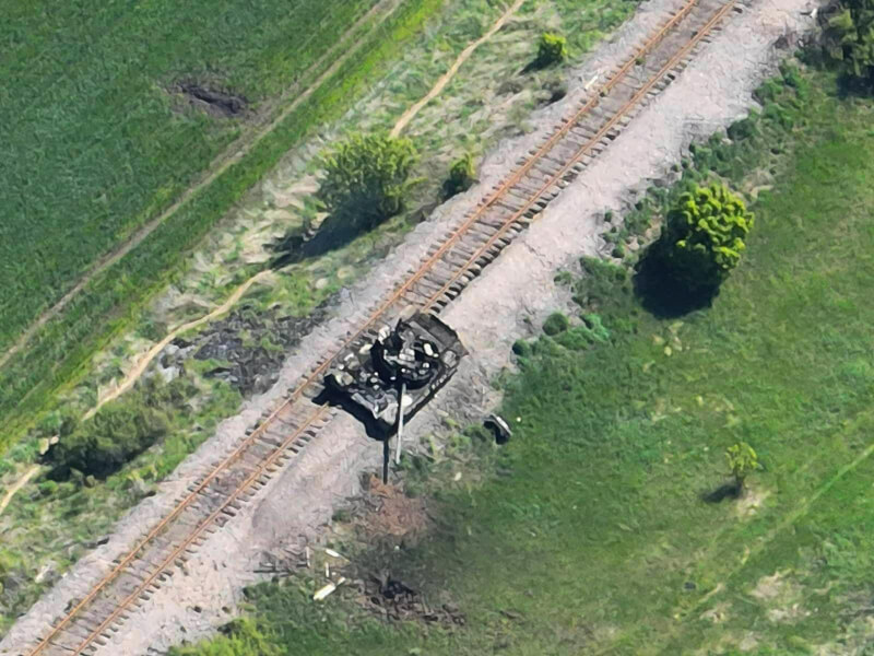 烏克蘭軍隊18日表示，已收復哈爾科夫以北的德門提夫卡。圖為一輛俄羅斯戰車在鐵路旁被擊毀。（圖取自facebook.com/GeneralStaff.ua）