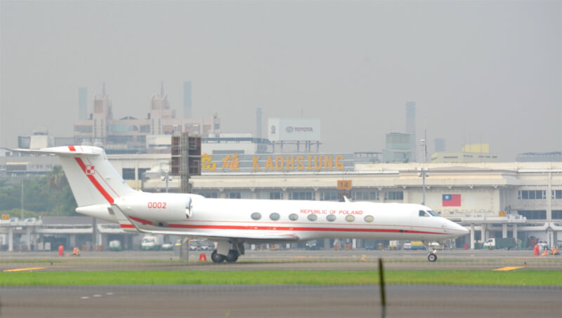 波蘭經貿團19日抵達高雄機場，一位旅居高雄的波蘭記者在社群網路貼出專機特寫。（圖取自twitter.com/TSniedziewski）