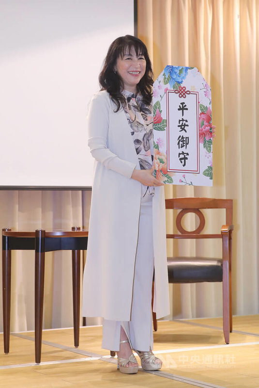 日本Bossa Nova歌手小野麗莎來台開唱，19日在日本台灣交流協會舉行記者會，她手持平安御守，盼自己的音樂可以療癒到更多人，也祝福台灣民眾能平安度過疫情。中央社記者裴禛攝  111年5月19日