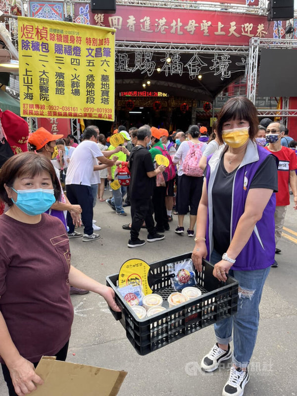 苗栗縣通霄鎮白沙屯拱天宮媽祖往雲林北港進香活動20日凌晨將出發，信眾19日下午陸續抵達白沙屯，不少熱心企業、人士在廟前發放點心；因應疫情，多以個人單份包裝供應，盼降低感染風險。中央社記者管瑞平攝  111年5月19日