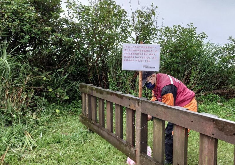 新北市瑞芳區深澳酋長岩築巢的一對游隼繁殖成功，近日幼鳥由親鳥陪伴離巢飛翔。圖為動保處設置告示牌，禁止空拍機與攀岩等干擾行為。（新北動保處提供）中央社記者黃旭昇新北傳真  111年5月20日