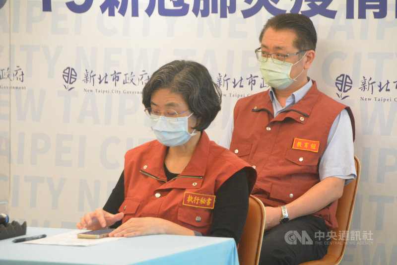 新北市衛生局長陳潤秋(前)20日表示,新北第一波已採購5萬劑唾液快篩試劑,但主要是提供居隔者有症狀時所需,依估計數量,5萬劑暫時可應付第一波疫情所需;依中央規範,2歲至6歲居家隔離者解隔前沒規定一定要快篩或採檢PCR,是有症狀才需要使用,所以使用需求量沒這麼高。中央社記者黃旭昇新北市攝 111年5月20日