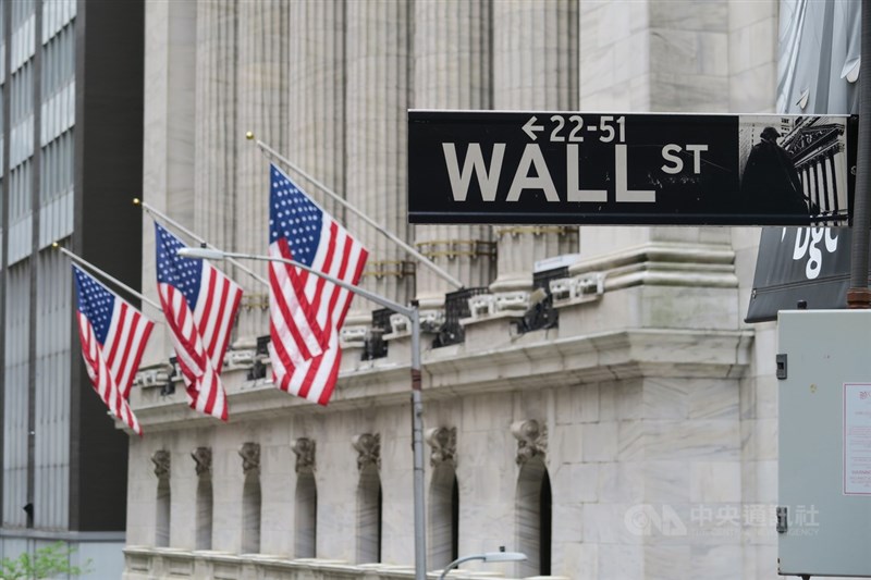 美股各大指數20日開盤走升。圖為華爾街路標與紐約證券交易所。（中央社檔案照片）