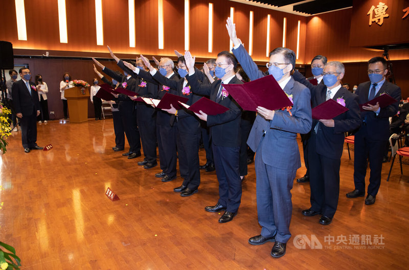 法務部20日舉行「卸、新任高階主管暨所屬檢察、廉政機關首長聯合交接及宣誓典禮」,由法務部長蔡清祥(左)擔任監誓人,眾人高舉右手宣誓就職。中央社記者謝佳璋攝 111年5月20日