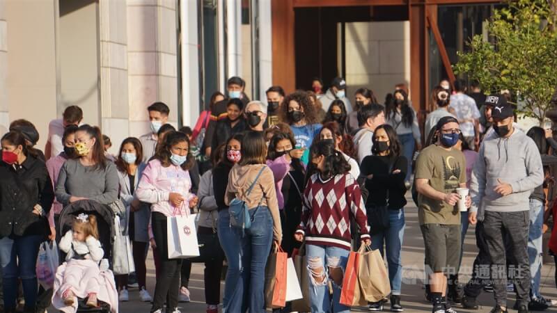 美國COVID-19疫情又逐漸回溫。圖為1月美國民眾在購物商場戴口罩逛街。（中央社檔案照片）