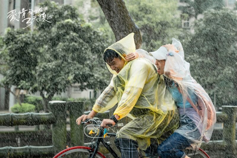 演員劉冠廷（左）和陳庭妮（右）在影集「愛情發生在3天後」中再度合體，上演雨中騎車等日劇純愛情節。（時創影業提供）中央社記者葉冠吟傳真 111年5月20日