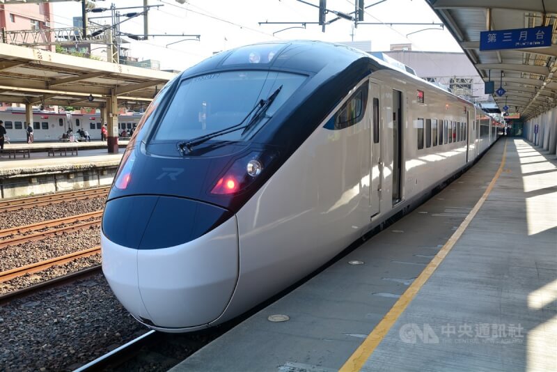 台鐵EMU3000新城際列車獲德國iF設計獎肯定。（中央社檔案照片）