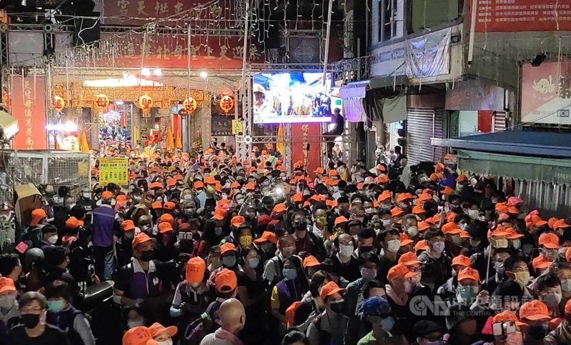 2022白沙屯媽祖徒步往北港進香活動，20日凌晨自苗栗縣通霄鎮拱天宮起駕出發，數萬名信徒入夜後陸續湧入白沙屯地區，廟前巷道萬頭攢動。中央社記者管瑞平攝 111年5月20日