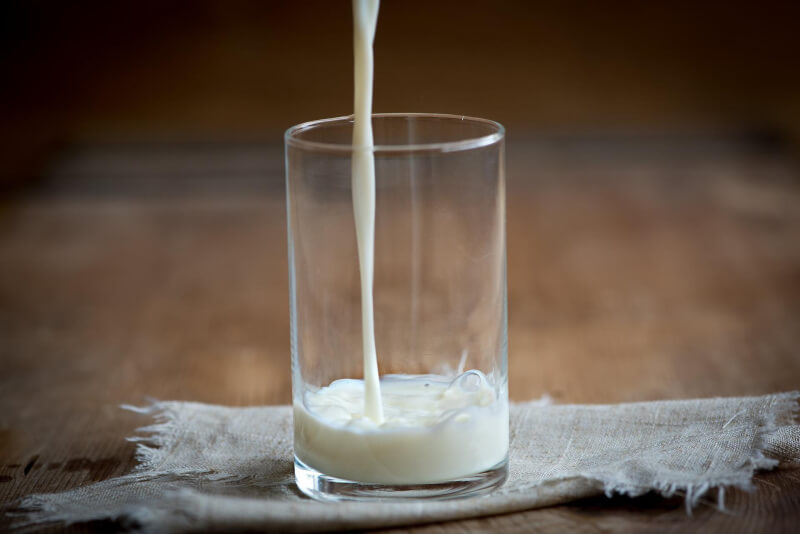 農委會20日召開生乳價格評議委員會，決議6到12月基礎乳價每公升調漲2元。（圖取自Pixabay圖庫）