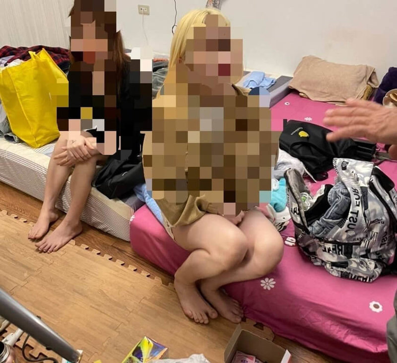 移民署嘉義縣專勤隊日前接獲檢舉,指嘉義縣水上某養生館暗藏春色,專案小組搜索現場發現應召站以養生館或民宅為掩護,透過跨國招募方式,媒介外籍女子以觀光、學生或移工身分入境,實際是來台從事性交易。(嘉義縣專勤隊提供)中央社記者蔡智明傳真 111年5月20日