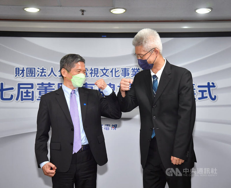 財團法人公共電視文化事業基金會20日舉行第7屆董、監事聘書頒發典禮,隨後也開會選出新任董事長,結果由胡元輝(右)出線。圖為胡元輝與文化部長李永得(左)一同出席記者會。中央社記者王飛華攝 111年5月20日